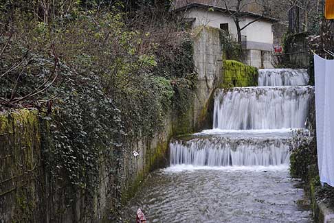 Tagliacozzo - Dalla piazza di diramano poi dei viottoli in salita che portano in su la terra, il vero cuore del paese e alle Cascatelle alle pendici del Monte Civita
